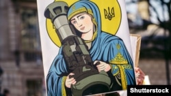 Плакат на акції на підтримку України з вимогою посилити санкції проти Росії за її збройну агресію. Лондон, Велика Британія, 26 лютого 2022 року