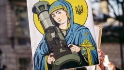 Системите Javelin бяха митологизирани в Украйна. Те изиграха основна роля в първата фаза на войната и помогнаха за унищожаването на множество руски танкове. Снимката показва плакат от протест в Лондон с искания за по-тежки санкции срещу Москва и предоставяне на оръжие за Киев