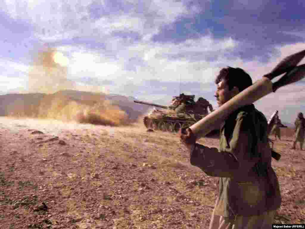 Afghan fighters shelling Al-Qaeda positions in Tora Bora where Osama bin Laden was reportedly hiding in December 2001. Афганскія ваяўнікі абстрэльваюць пазыцыі "Аль-Каіды", дзе, паводле некаторых паведамленьняў хаваўся бін Лядэн, сьнежань 2001