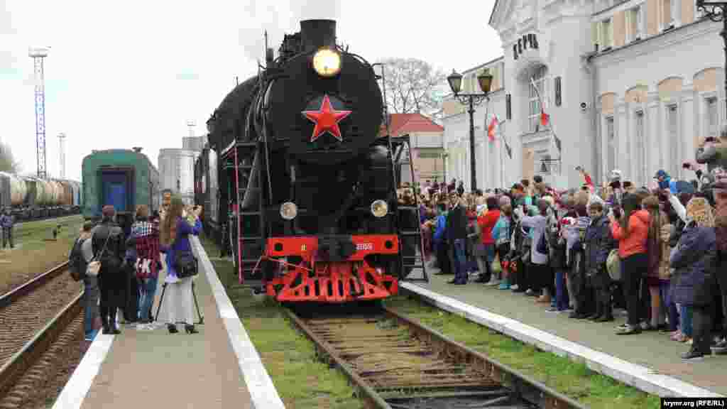 У Керчі 11 квітня в рамках заходів, присвячених Дню визволення міста, на залізничний вокзал прибув «Потяг Перемоги».