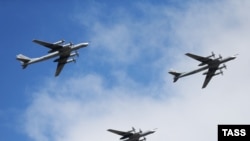 Росія. Міжконтинентальні бомбардувальники Ту-95 у польоті в Алабіно під час репетиції Параду Перемоги 9 травня, 22 квітня 2015 р.