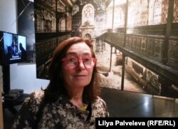 Катя Краусова на выставке в Еврейском музее