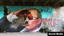 Граффити в Ялте с изображением президента России Владимира Путина, которого превратили в Гитлера
