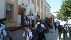 Diňle: Tejende ilkinji gezek mekdebe barýan körpelerden okuw kitaplaryny satyn almak talap edildi 