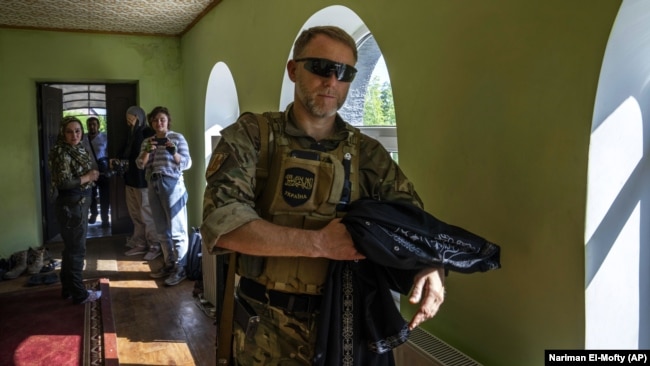 Колишній муфтій Духовного управління мусульман України «Умма» Саід Ісмагілов працює з бригадою парамедиків на Донбасі. Костянтинівка, 9 липня 2022 року