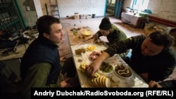 Обід на позиції українських військових під териконом під містом Золоте-4, 13 грудня 2017 року