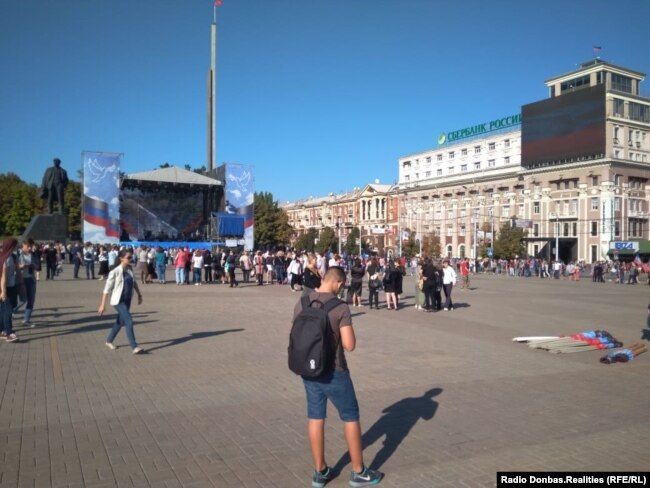 Форум «Будущее Донбасса» на главной площади Донецка. По наблюдению очевидца, на него собрали особенно много школьников и студентов