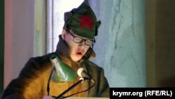 Актер читает стихотворение о революции 1917 года во время акции «Ночь искусств» в Севастополе, 4 ноября 2017 года 