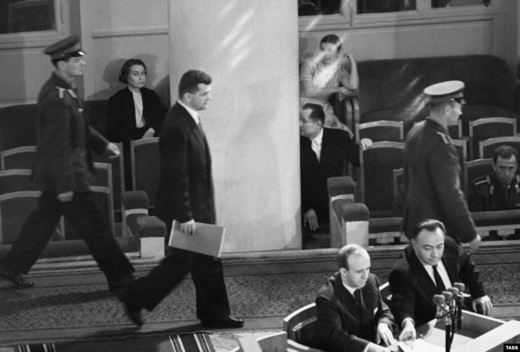 Povers ulazi u salu da čuje govor sovjetskog tužioca tokom otvorenog dela suđenja u avgustu 1960. godine. Povers ulazi u salu da čuje govor sovjetskog tužioca tokom otvorenog dela suđenja u avgustu 1960. godine.