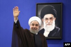 IПрезидент Ирана Хасан Роухани на фоне портрета Верховного лидера Ирана аятоллы Али Хаменеи