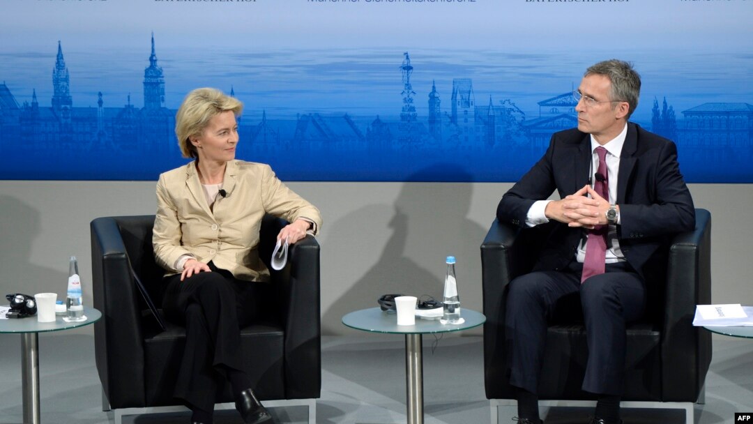 Liderii CE și NATO, Ursula von der Leyen și Jens Stoltenberg, insistă că Occidentul e solidar în fața amenințării rusești. (Imagine cu cei doi a Conferința de la München din în 2015, la un an de la anexarea ilegală a Peninsulei Crimeea de către Rusia)