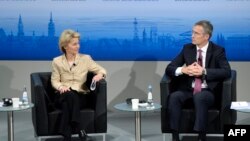 Liderii CE și NATO, Ursula von der Leyen și Jens Stoltenberg, insistă că Occidentul e solidar în fața amenințării rusești. (Imagine cu cei doi a Conferința de la München din în 2015, la un an de la anexarea ilegală a Peninsulei Crimeea de către Rusia)