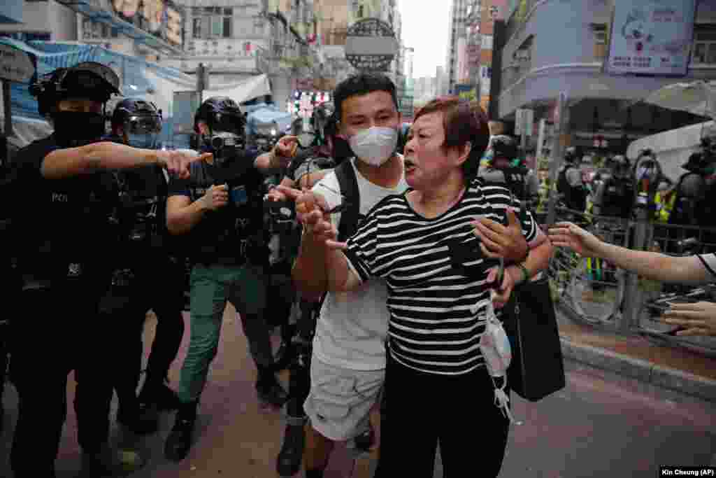 Жінка сперечається з поліцією, коли їй сказали триматися подалі від району Монгкоку, Гонконг (AP Photo/Kin Cheung)