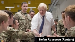Прем’єр-міністр Великої Британії Борис Джонсон спілкується з британськими військовими на базі в Естонії, 21 грудня 2019 року