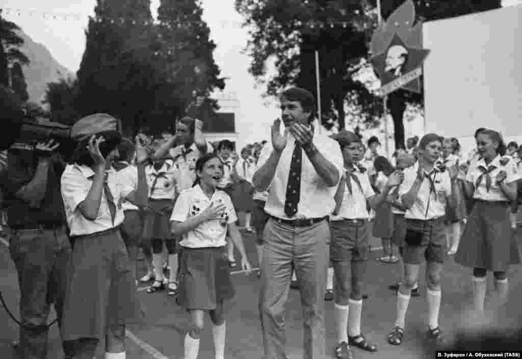 Smith with her father, surrounded by children and journalists. Her last day at Artek was also the end of the camp session. She recalled that processions, dances, masquerades, and fireworks created a great spectacle.