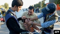 Volunteers administer a polio vaccine in Pakistan. (file photo)