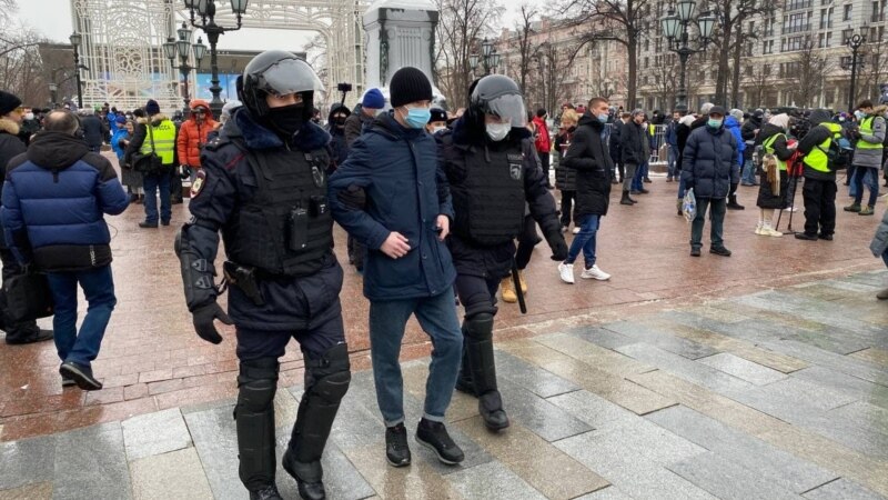 В России проходят протестные акции в поддержку Навального. Участников задерживают