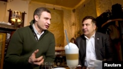 Михаил Саакашвили (оң жақта) Украинаның оппозициялық "УДАР" партиясының жетекшісі Виталий Кличкомен кездесіп отыр. Киев, 7 желтоқсан 2013 жыл.