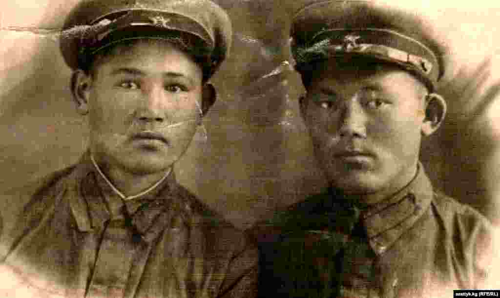 Сарман Курманалиев (справа) был призван в армию в 1940 году в возрасте 20 лет. Участвовал в войне с фашистской Германией, позже был переброшен на японскую войну. Служил в рядах 50-Артиллерийского полка. Участвовал в освобождении Мудассана, Хардина, Дайрена и Порт-Артура.&nbsp;