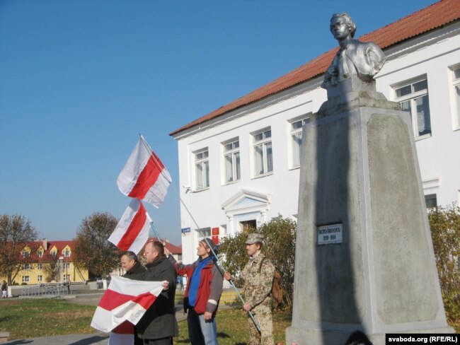 Акцыя памяці ля помніка Каліноўскаму ў Сьвіслачы, 2015 год