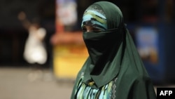 Үрімжі көшесіндегі хиджаб киген ұйғыр әйелі. Шлде, 2010 жыл. (Көрнекі сурет)