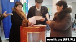 Парламент сайлауына дауыс беріп жатқан азаматтар. Өзбекстан, 21 желтоқсан 2014 жыл.