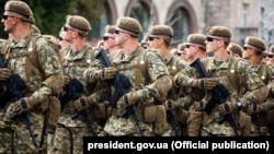 Украинские военные во время парада по случаю Дня Независимости Украины. Киев, 24 августа 2017 года
