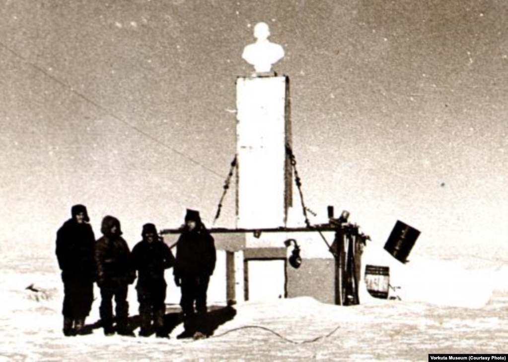 Радянські дослідники, які прибули 14 грудня 1959 року на &laquo;Полюс недосяжності&raquo;, створили тут тимчасову станцію. Під час урочистої церемонії відкриття станції, на її даху полярники встановили бюст Леніна. Він звернений обличчям у бік Москви