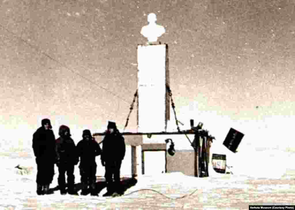 After their arrival at the Pole of Inaccessibility on December 14, 1959, the Soviets set up a temporary research station. The bust of Lenin was placed to face in the direction of Moscow.