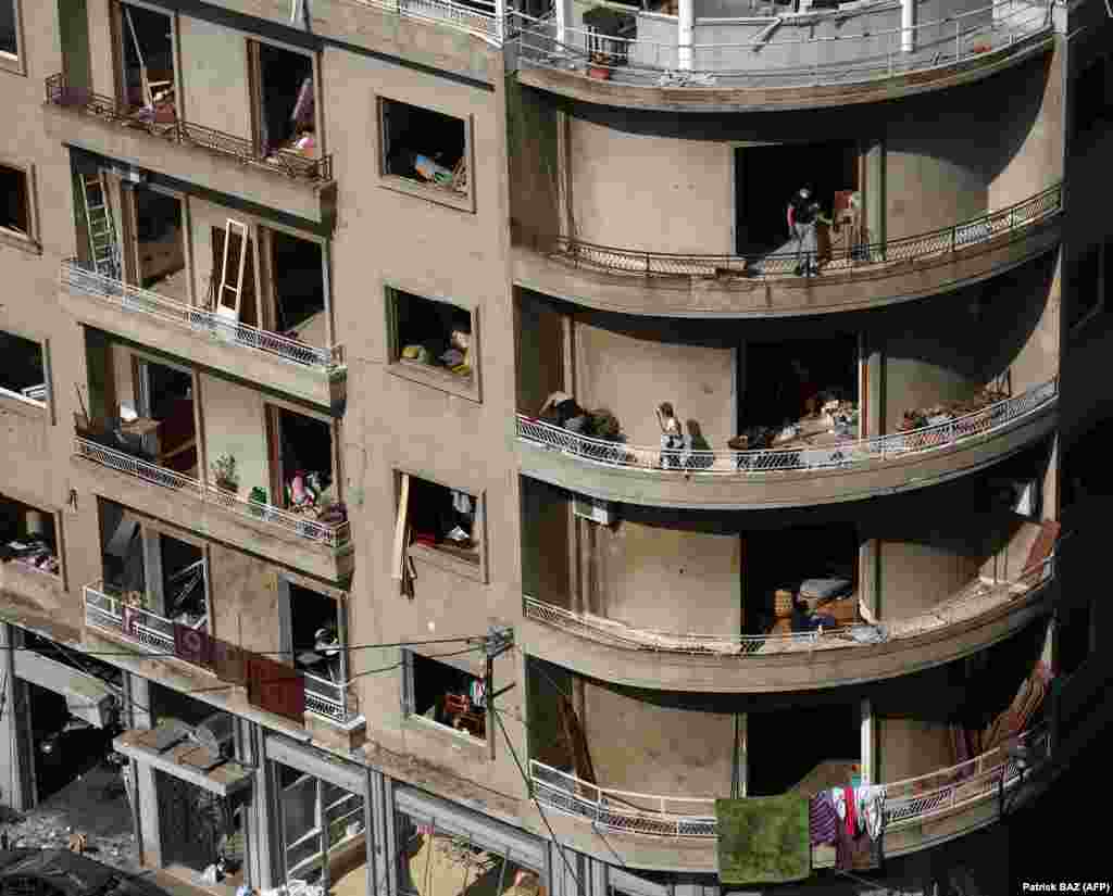 Луѓето ги чистат своите станови во една од зградите во&nbsp; Бејрут&nbsp;
