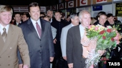 2002 рік: Віктор Янукович зустрічає у Донецьку команду «Шахтар» після перемоги на виїзді. Попереду президентські вибори, на яких його підтримає більшість жителів сходу України
