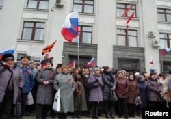 Пророссийские демонстранты возле здания областной администрации в Луганске, 9 марта 2014 года. Фото: Reuters