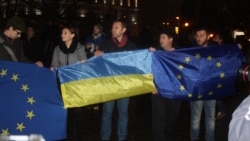Центр Киева. Стихийный митинг как реакция на решение правительства Азарова приостановить евроинтеграцию. 21 ноября 2013 года