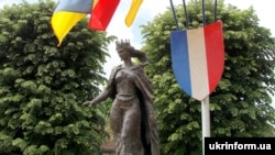Пам’ятник Анні Київській, королеві Франції, в Санлісі, неподалік Парижа (архівне фото)