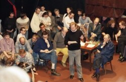 Вацлав Гавел під час першої офіційно дозволеної публічної зустрічі опозиції у празькому театрі 21 листопада 1989 року