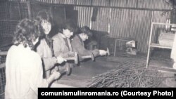 1983: Elevi trimiși la practică productivă în Fabrica Tractorul Roșu din Brașov.