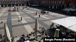 Робітники прибирають літню терасу ресторану на порожній Пласа Майор через карантинні обмеження, пов’язані зі спалахом коронавірусу. Мадрид, 13 березня 2020 року