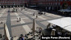Празен плоштад во Мадрид поради епидемијата од коронавирус
