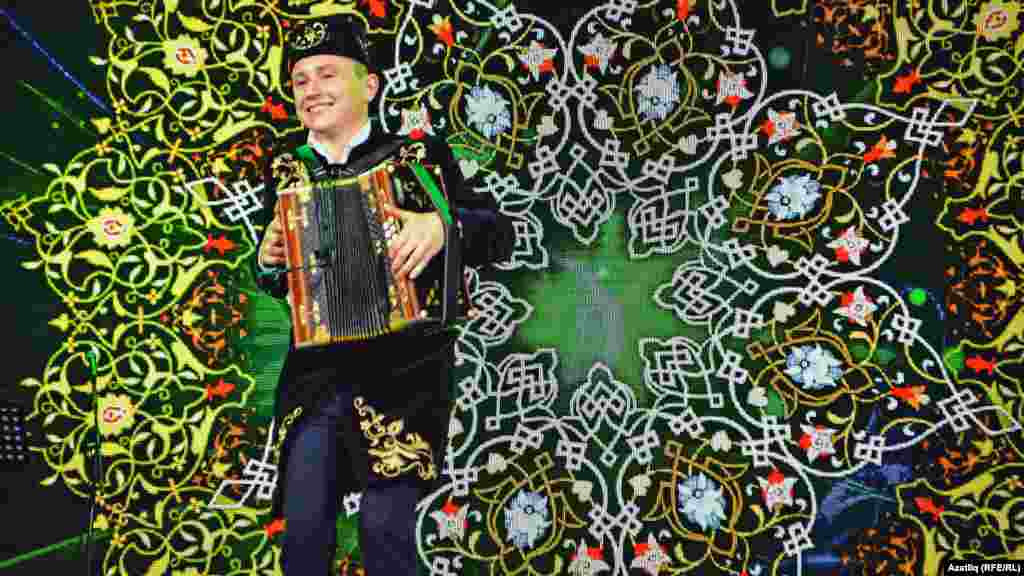 Танылган яшь баянчы Булат Шәрипов татар концертларының өлгесенә әйләнде