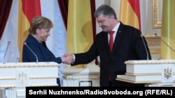 Канцлер Німеччини Анґела Меркель (л) і президент України Петро Порошенко (п) під час зустрічі в Маріїнському палаці, Київ, 1 листопада 2018 року