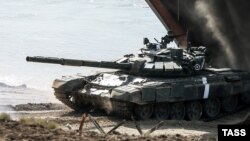 Російський танк Т-90 на навчаннях в анексованому Криму, 2016 рік