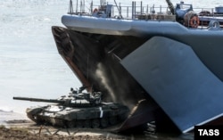 Высадка танка Т-90 с большого десантного корабля во время российских военных учений на полигоне Опук, Крым