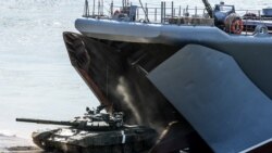 Высадка танка Т-90 с десантного корабля во время военных учений «Кавказ-2016» на полигоне Опук в Крыму, 2016 год