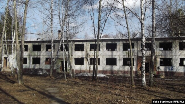 Здание бывшего детского сада в Кедровом. Стоит без ремонта уже несколько лет