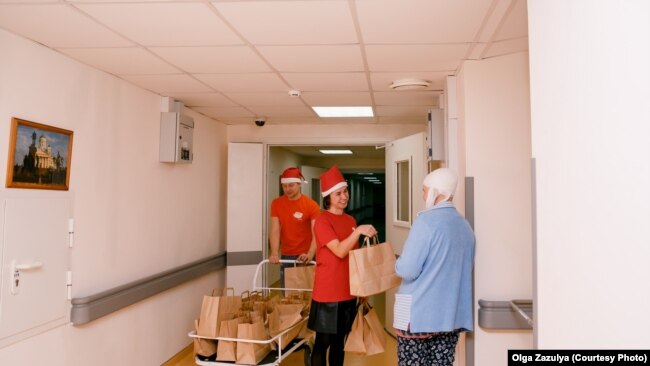 Волонтеры благотворительного фонда AdVita дарят подарки на Новый год онкобольным. Фото: Ольга Зазуля