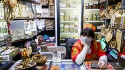 Продавец в магазине в российском городе Новосибирске.