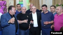 На фотографии: Л․ Ераносян и У. Погосян (слева первый и третий), идентифицированные журналисткой лица по имени Аршак и Гаго (слева второй и четвертый) 