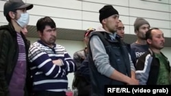 کارگران مهاجر تاجیکی که به دلیل وضع محدویتهای پرواز قادر به سفر به خانههای شان نبودند