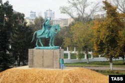 The controversial monument to Ivan the Terrible in the city of Oryol.