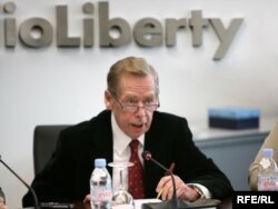 Vaclav Havel na prvom uredničkom sastanku RSE u novoj zgradi u Pragu , mart 2009.